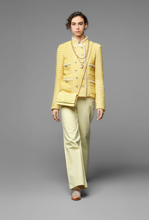 Chiếc jacket vải tweed đình đám nằm trong bộ sưu tập Spring/Summer mới nhất của ngôi nhà thời trang Chanel chính là món đồ đã làm nên thần thái sang chảnh của Phượng Chanel