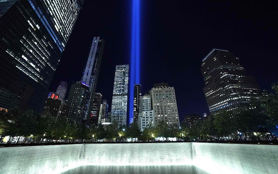 Ngọn đèn được thắp sáng ở khu vực Manhattan tưởng nhớ các nạn nhân.