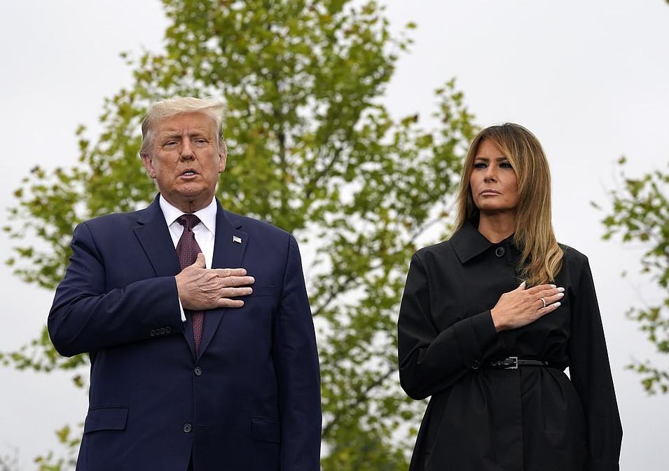 Tổng thống Donald Tump cùng đệ nhất phu nhân đang giành một phút mặc niệm các nạn nhân xấu số.