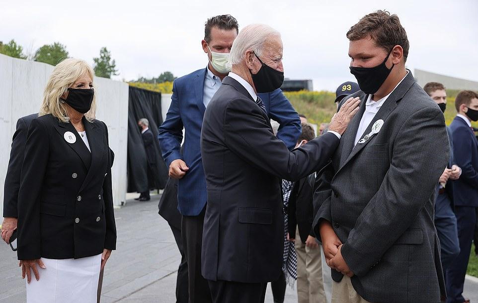 Joe Biden và vợ đã đến thăm gia đình các nạn nhân.