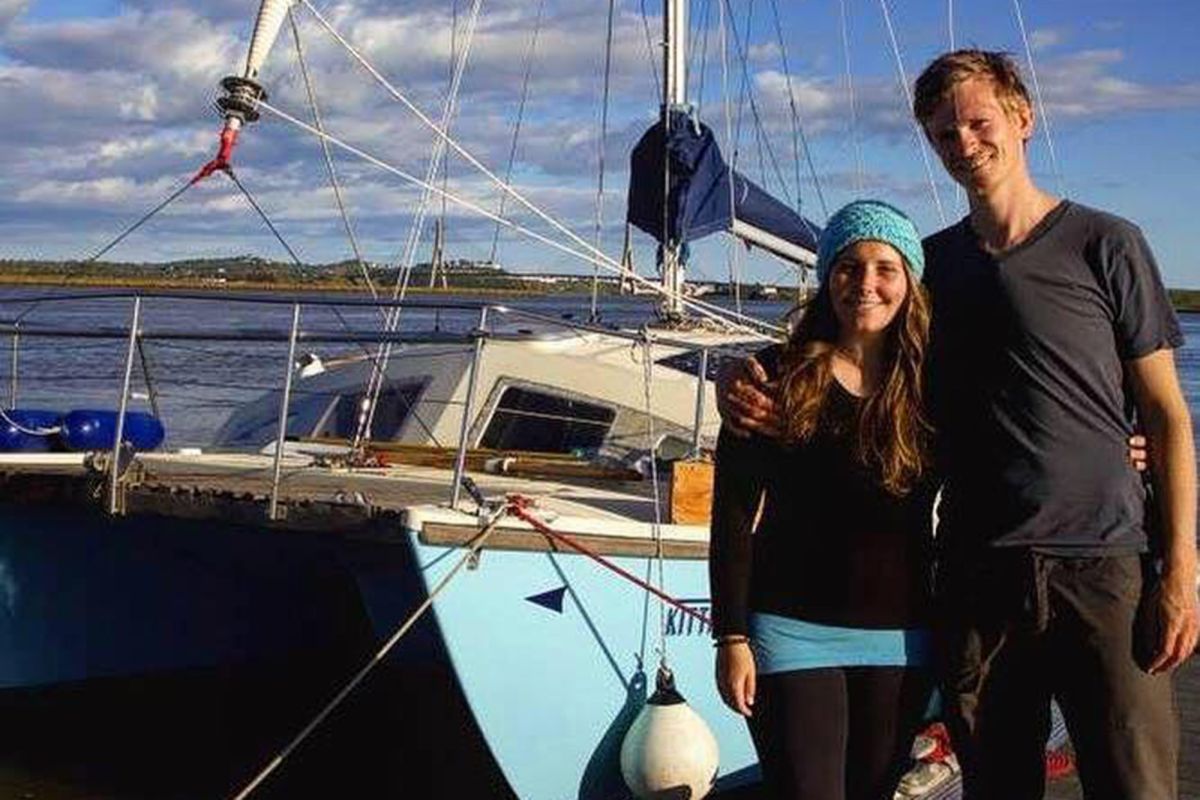 Elena Manighetti và Ryan Osborne trên chiếc thuyền buồm dài 11 đi khám phá thế giới.