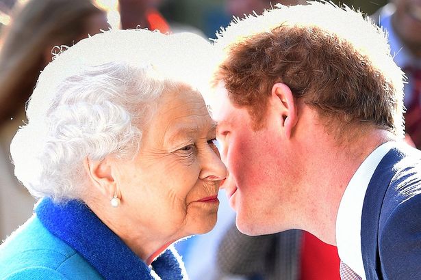 Nữ hoàng và Hoàng tử rất thân thiết với nhau.
