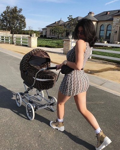 Kylie Jenner mua chiếc xe đẩy nhãn hiệu Fendi giá 12.500 USD khi Stormi còn là trẻ sơ sinh.