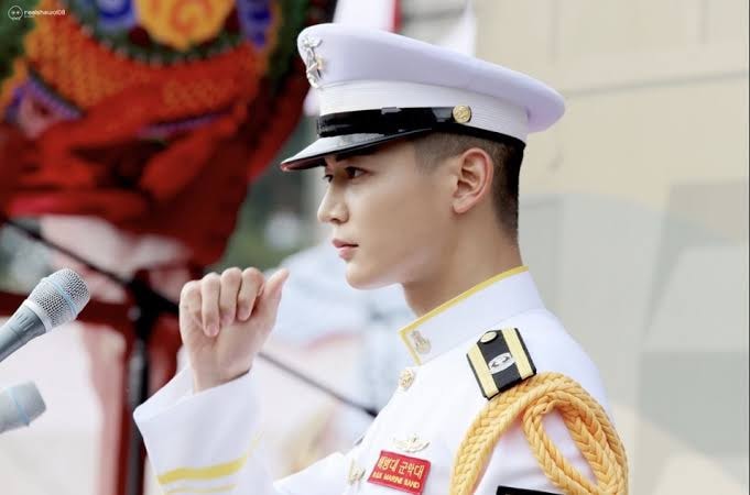 Người hâm mộ lo lắng rằng Min Ho sẽ ở lại phục vụ trong quân đội suốt đời.