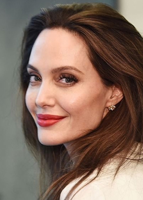 Đang căng thẳng tranh con với Brad Pitt, Angelina Jolie lại gặp rắc rối