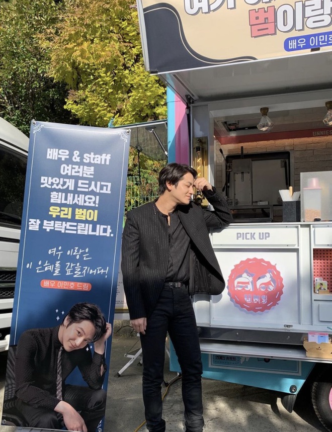 Kim Bum khoe xe tải đồ ăn được Lee Min Ho tặng.