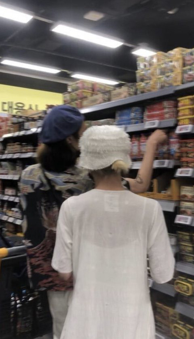 Chaeyoung bị bắt gặp đi mua sắm cùng người đàn ông lạ mặt. Nhiều người nhận ra cô vì chiếc mũ trắng cô đang đội.