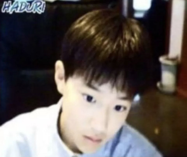 Webcam chất lượng kém không làm khó được vẻ điển trai của trưởng nhóm EXO.