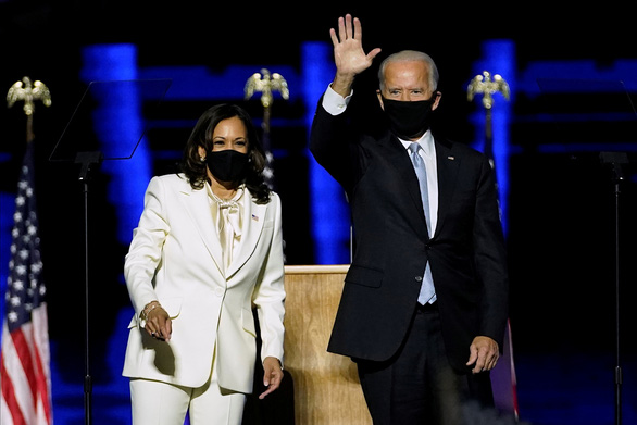 Ông Joe Biden và bà Kamala Harris đeo khẩu trang xuất hiện phát biểu mừng chiến thắng.