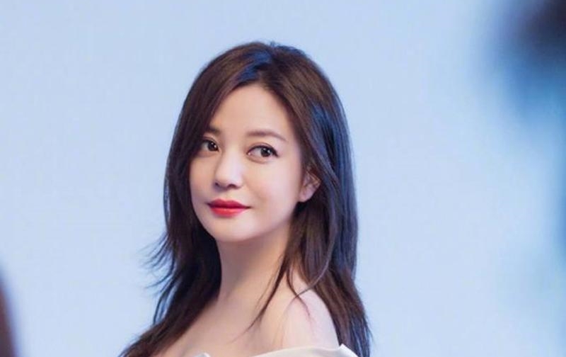 Bất chấp ồn ào cặp trai trẻ, Triệu Vy vẫn lọt top