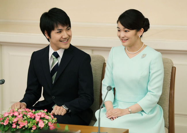 Công chúa Mako và bạn trai họp báo tuyên bố đính hôn.