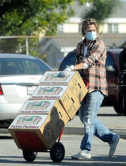 Brad Pitt đeo kín khẩu trang đi phân phát đồ.