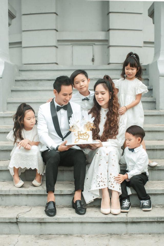 10 năm 4 con 2 gái 2 trai, vợ chồng Lý Hải - Minh Hà tung bộ ảnh ngọt ngào - Ảnh 5