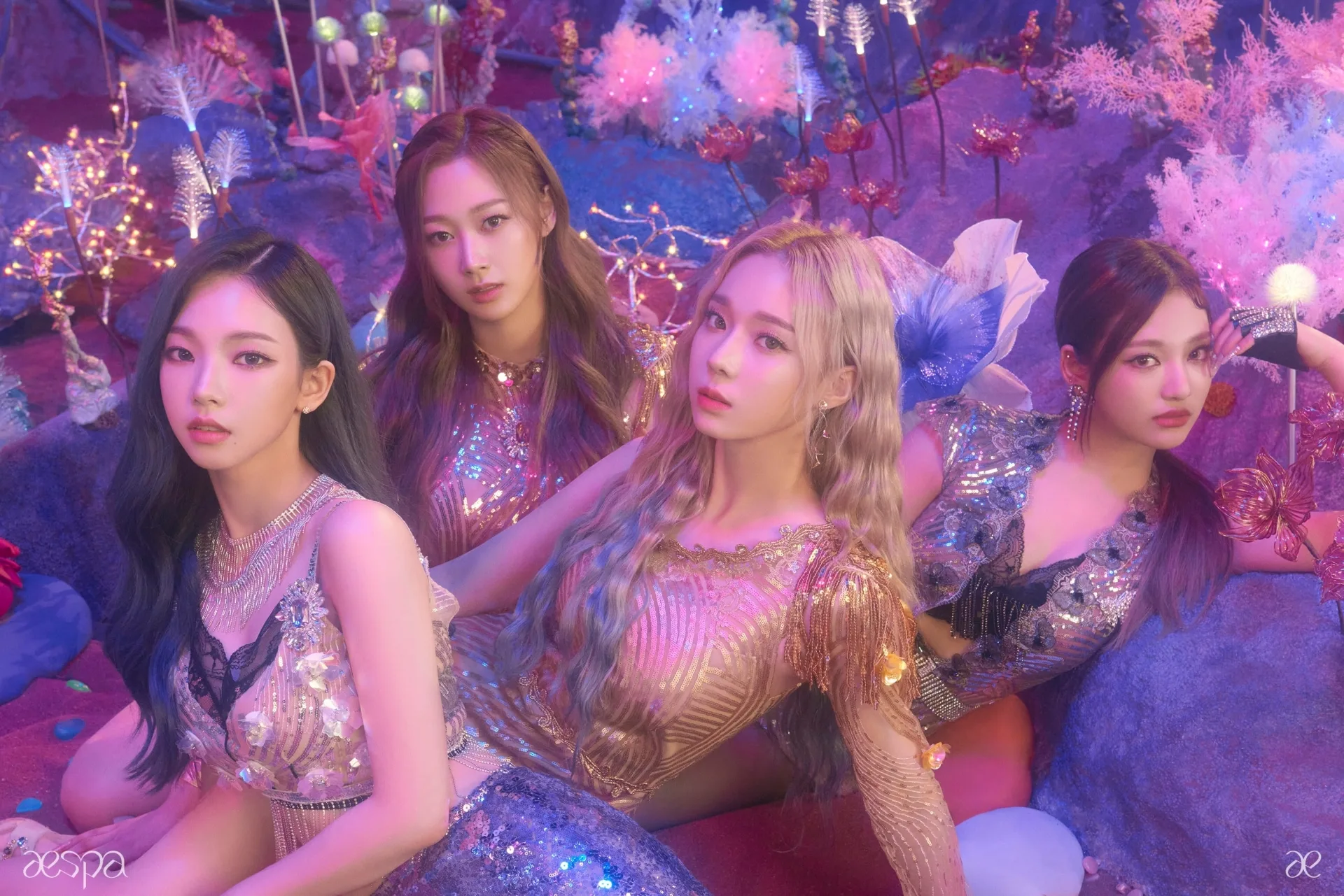 Vừa mới ra mắt, aespa đã bị đưa lên bàn cân so sánh với hai đàn chị TWICE và BLACKPINK 