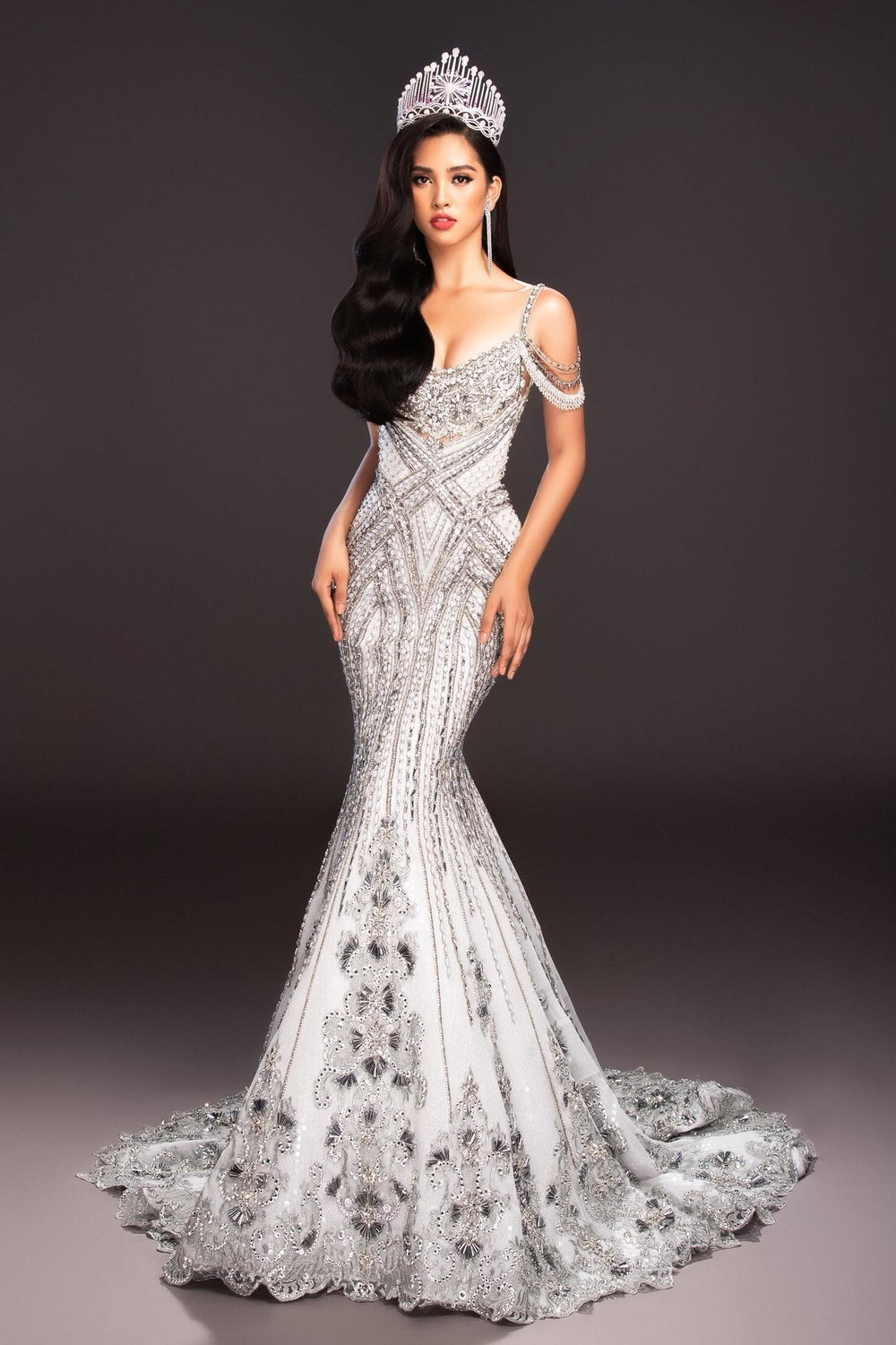 Hoa hậu 2018 Trần Tiểu Vy sở hữu chiều cao 1m74, số đo 3 vòng là 84-63-93.