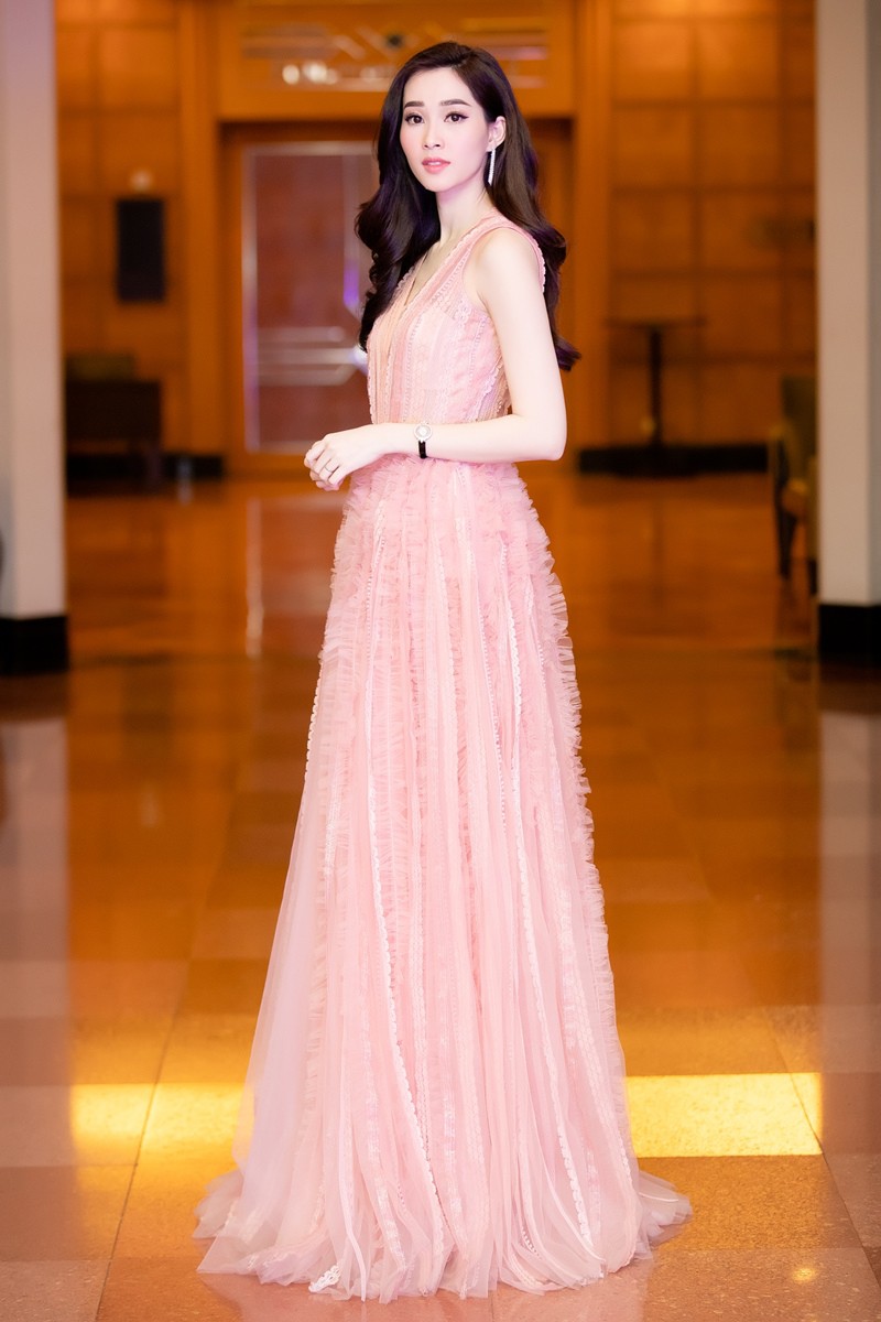 Đặng Thu Thảo đăng quan Hoa hậu năm 2012. Người đẹp sinh năm 1991 có chiều cao 1m75, số đo 83 - 63 - 90.
