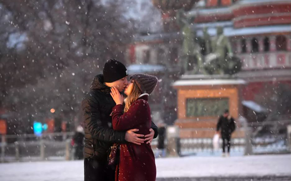 Nụ hôn ngọt ngào dưới mưa tuyết tại Quảng trường Đỏ (thủ đô Moscow, Liên bang Nga).