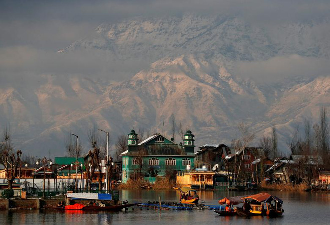 Hồ Dal với núi phủ đầy tuyết ở Srinagar, Ấn Độ.