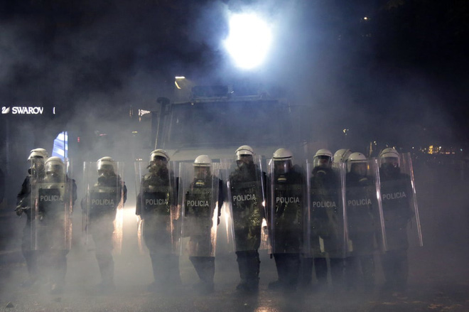 Cảnh sát ngăn chặn đoàn người biểu tình trên đường phố ở Tirana, Albania.