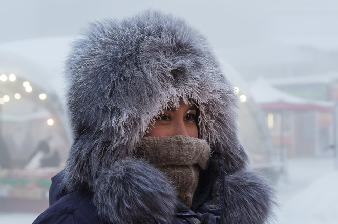 Cô gái trong thời tiết lạnh -43 độ C tại thành phố Yakutsk, Nga.
