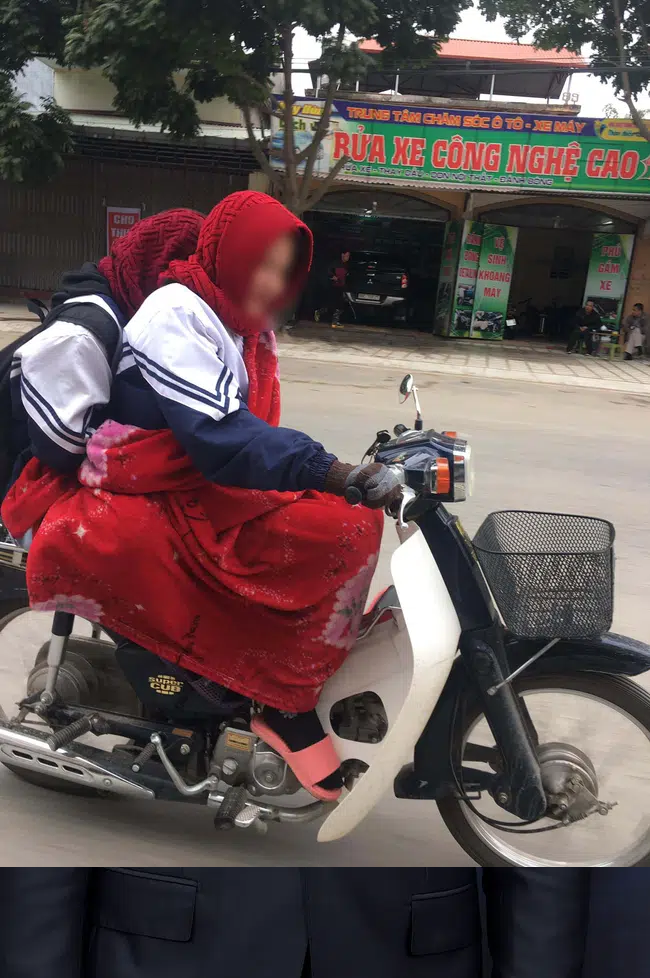 Học sinh Việt Nam phải mang theo chăn đi học.