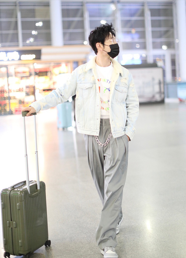 Nam diễn viên xuất hiện tại sân bay với phong cách thời trang trẻ trung.