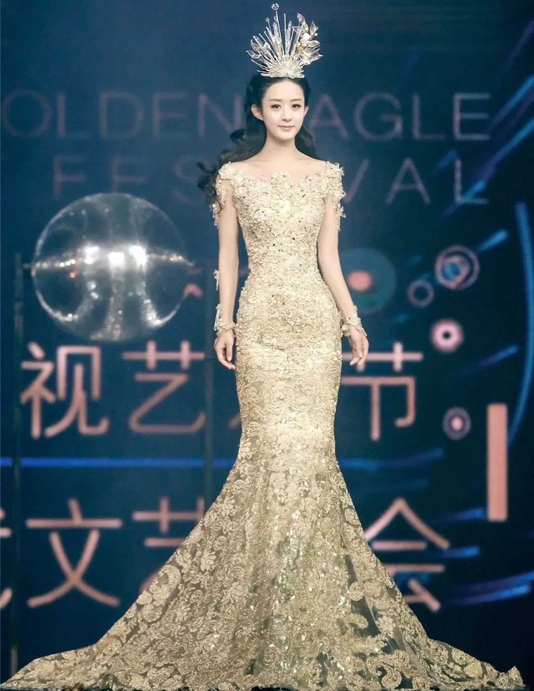 Cô vinh dự khoác lên mình bộ váy Nữ thần Kim Ưng năm 2014.