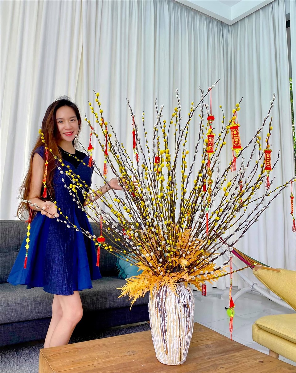 Cặp vợ chồng Lý Hải - Minh Hà cũng đã mua cây để đón Tết. Cả hai mong năm nay sẽ có nhiều niềm vui, an lành với gia đình và khán giả.
