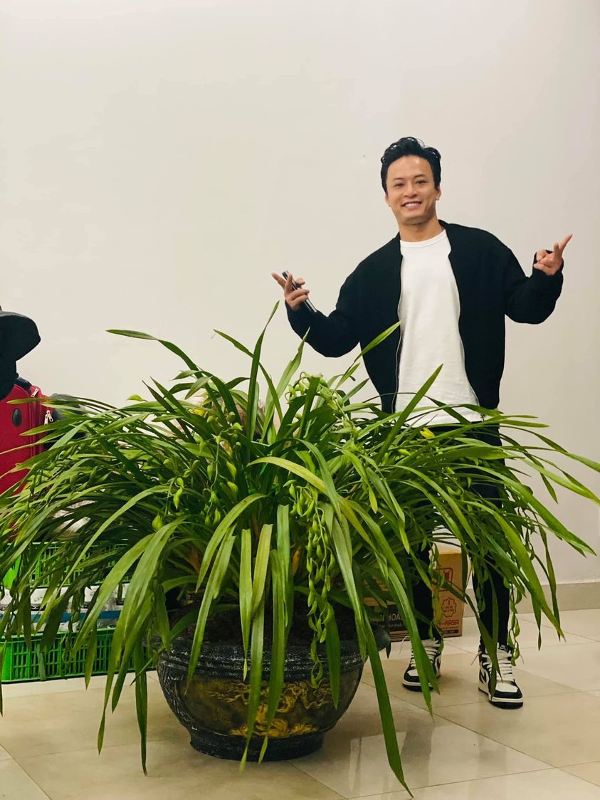Có rất nhiều người có thú chơi hoa lan ngày Tết. Nam diễn viên Hồng Đăng cũng mua cho gia đình một chậu lan cỡ lớn để trưng ngày Tết.