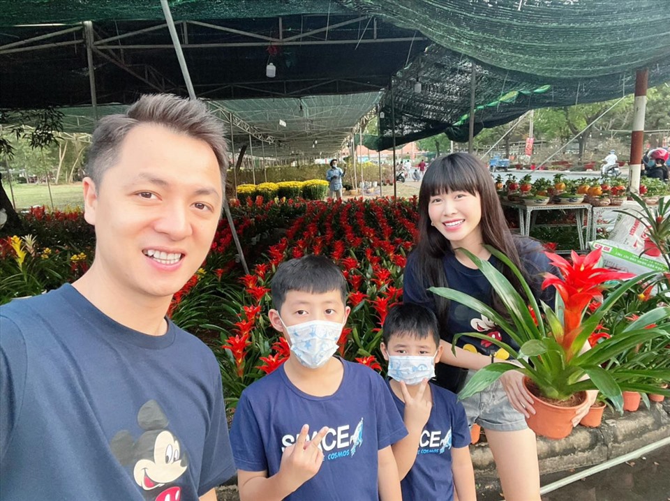 Gia đình nam ca sĩ Đăng Khôi đã đi sắm hoa từ sớm. Anh kêu gọi mọi người hãy đi mua hoa từ sớm để người bán có thể về sớm và mình thì lại có hoa đẹp.