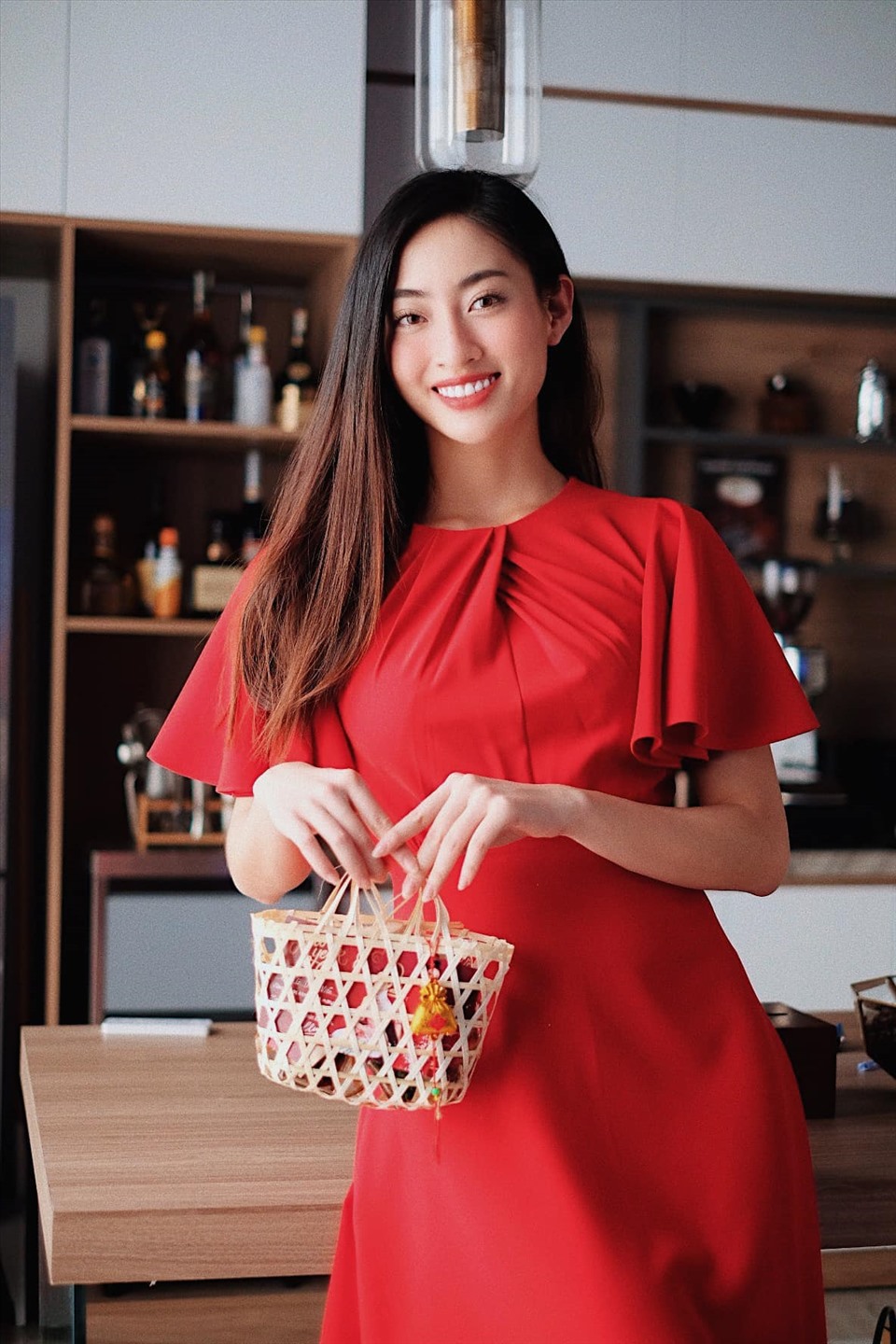 Hoa hậu Lương Thùy Linh đã tự tay chuẩn bị món quà tết nhỏ xinh để gửi đến người thân và bạn bè.