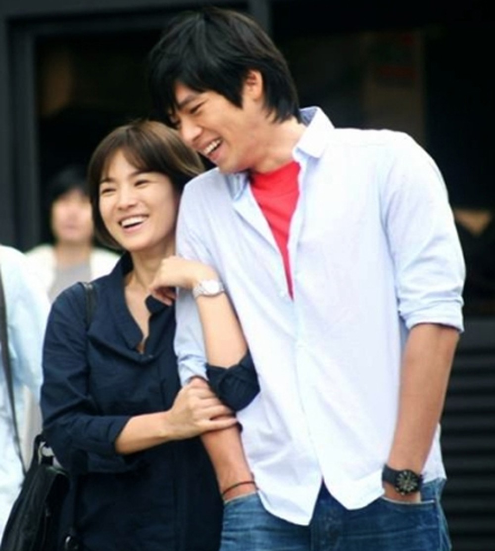 Song Hye Kyo và Hyun Bin hẹn hò vào năm 2008, nhưng chia tay sau gần 2 năm bên nhau.