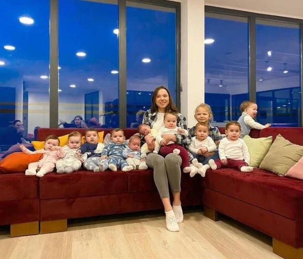 Christina và 11 người con của mình.