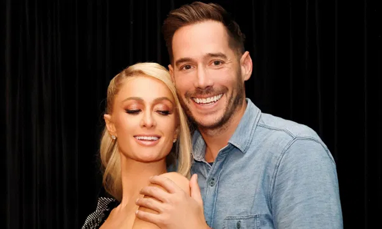 Paris Hilton đính hôn với bạn trai ở tuổi 40