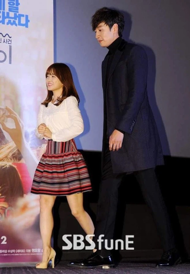 Park Bo Young cao 1m60 và đi giày cao gót nhưng vẫn trông vô cùng tí hon khi đi cạnh Kwang Soo.