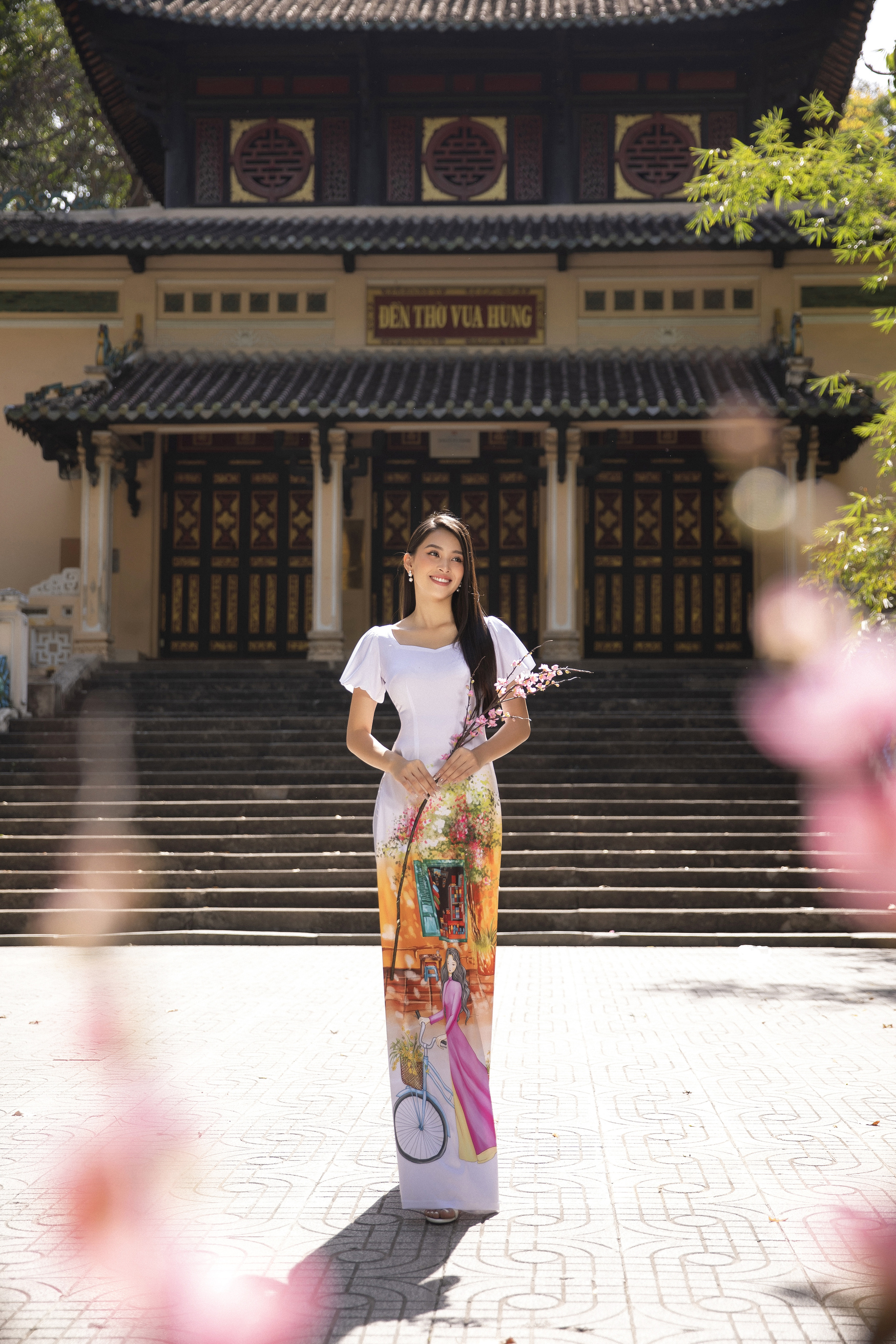 Hoa hậu Tiểu Vy dịu dàng khoe sắc trong tà áo dài truyền thống