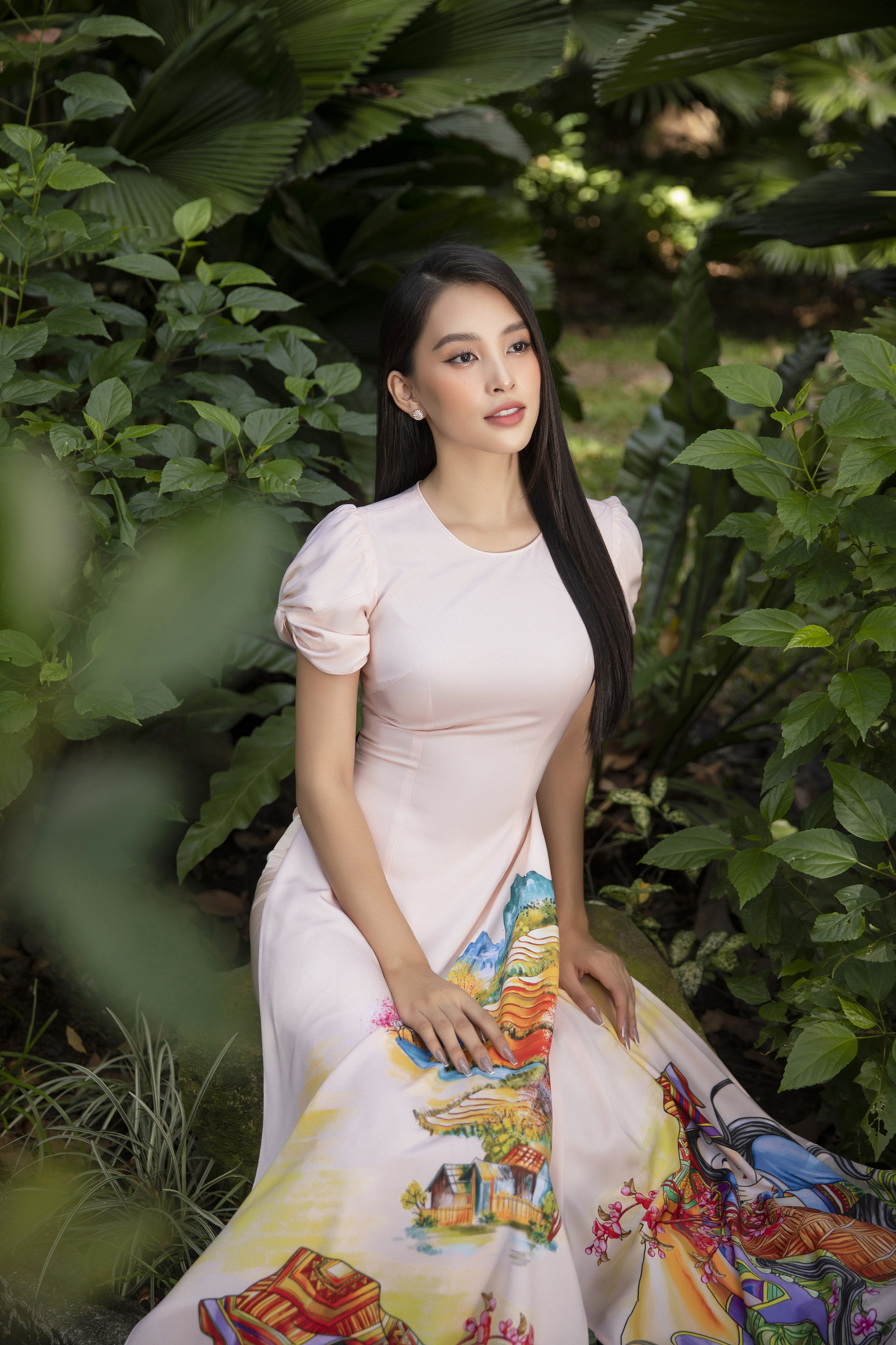 Hoa hậu Tiểu Vy gợi ý những mẫu áo dài Tết truyền thống, nhấn nhá những nét chấm phá hiện đại