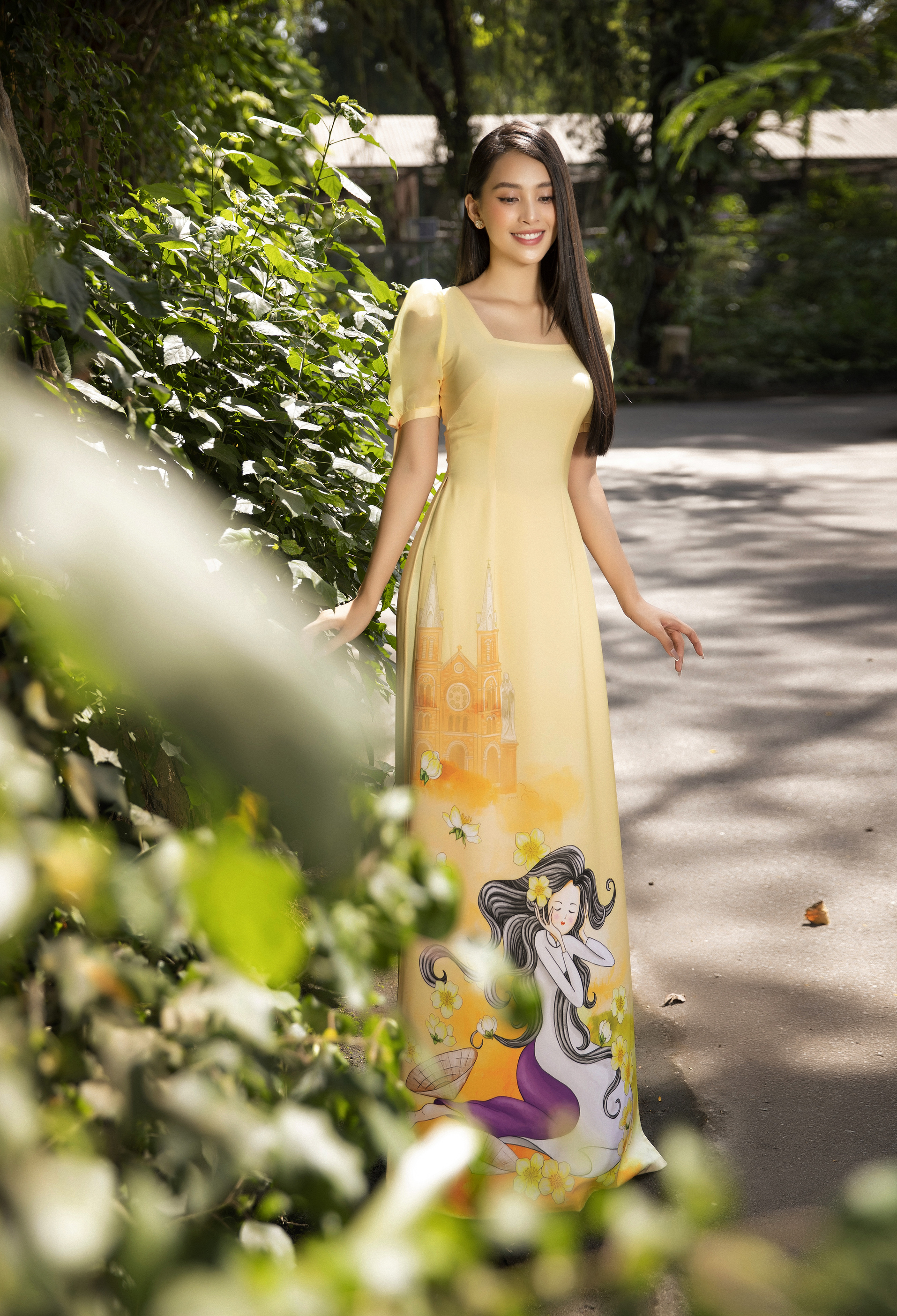 Những thiết kế áo dài trong bộ ảnh của Hoa hậu tiểu Vy đều mang màu sác tươi tắn