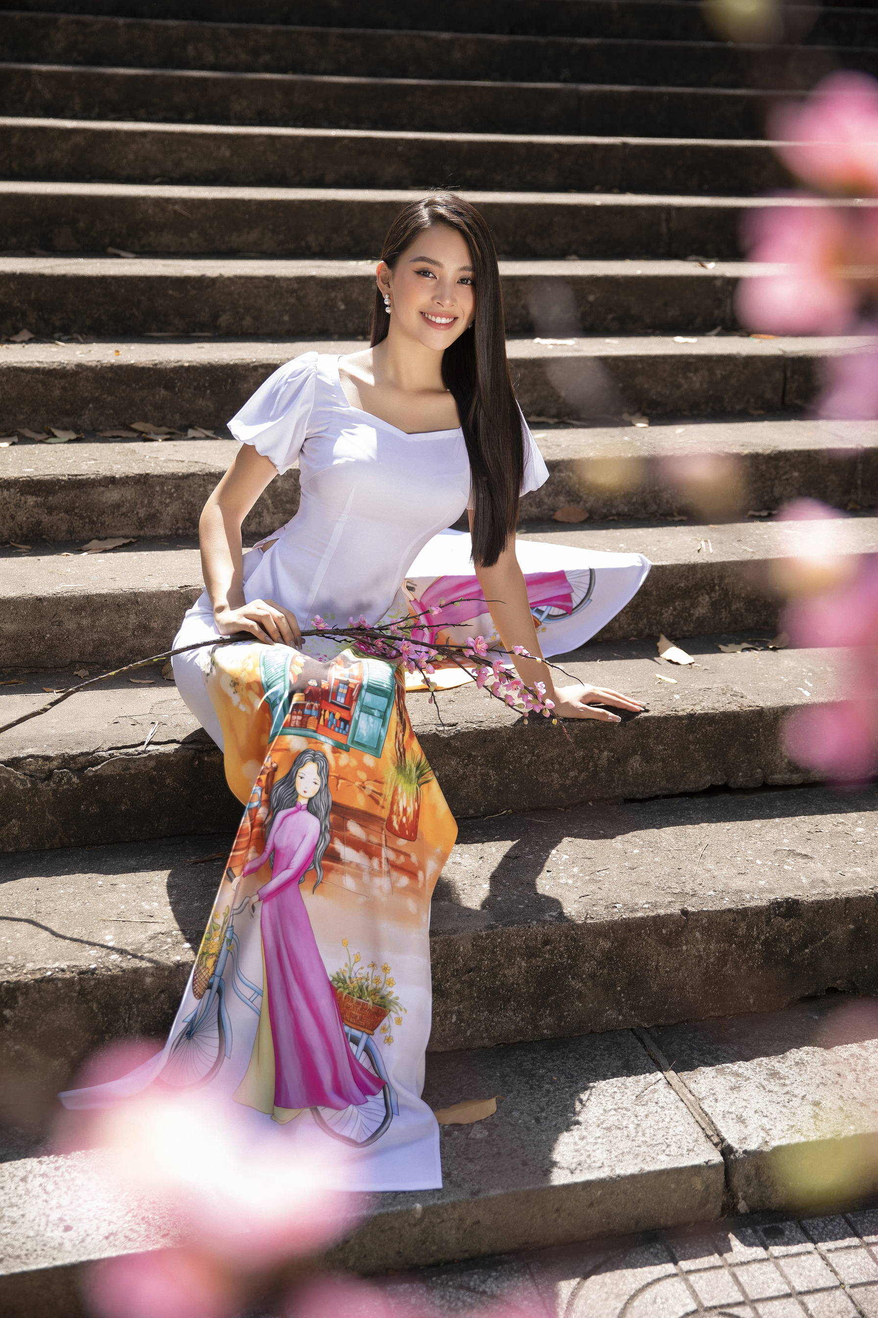 Vẻ đẹp nền nã của Hoa hậu Tiểu Vy trong tà áo dài truyền thống