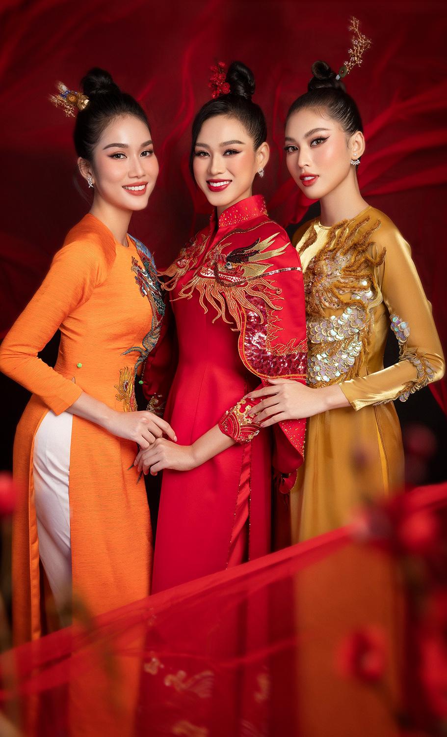 Hoa hậu Đỗ Thị Hà - Á hậu Phương Anh - Á hậu Ngọc Thảo trong những thiết kế của BTK Thủy Nguyễn