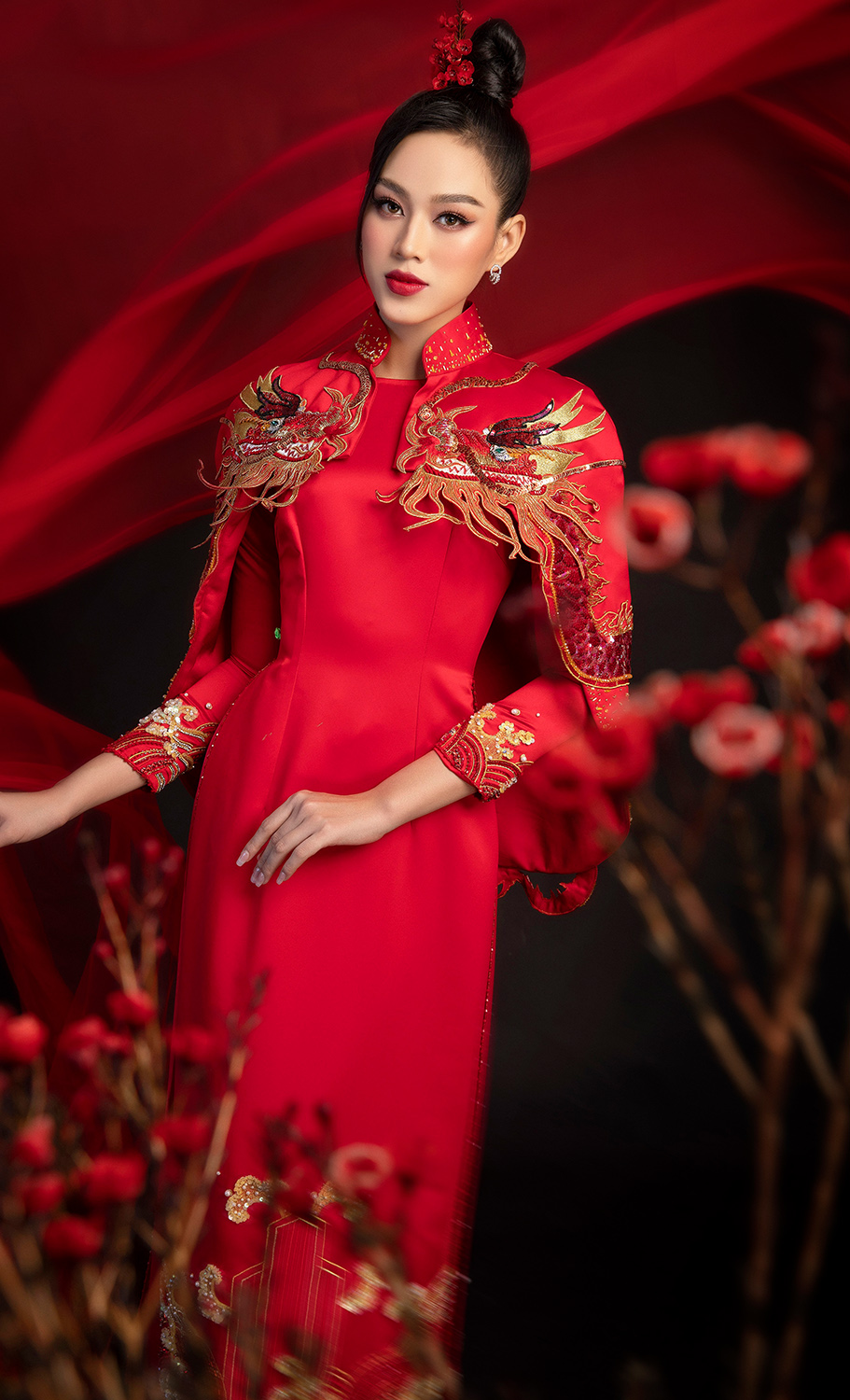 Hoa hậu Đỗ Hà trong mẫu áo dài đỏ rực nổi bật cùng thiết kế cầu vai cầu kỳ