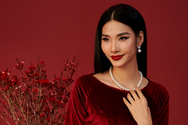 Hoàng Thùy đọ sắc cùng "nàng thơ xứ Huế" trong bộ ảnh áo dài Tết