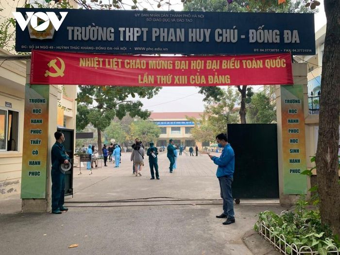 Trường THPT Phan Huy Chú lấy mẫu xét nghiệm của 601 học sinh. 