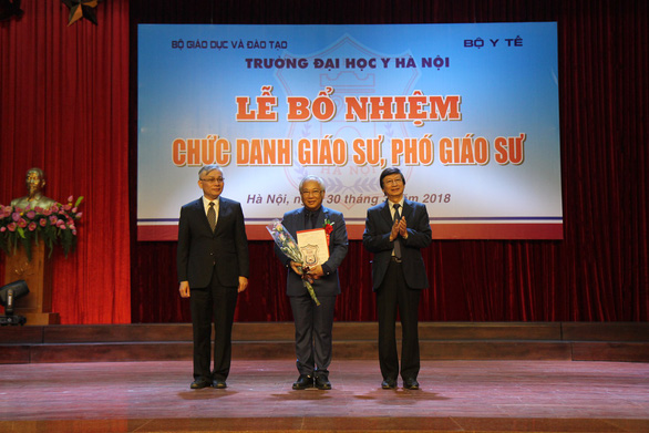 Ông Lê Thanh Hải (giữa) trong ngày được bổ nhiệm học hàm giáo sư năm 2018