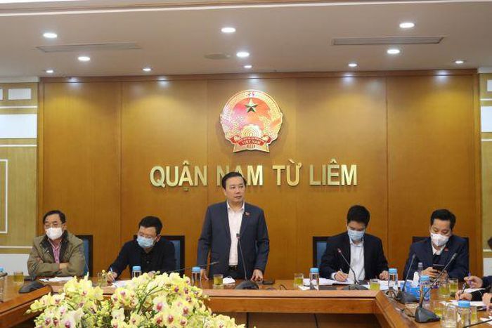 Phó chủ tịch UBND TP Hà Nội Chử Xuân Dũng dẫn đầu với UBND quận Nam Từ Liêm họp khẩn để bàn phương án ứng phó dịch Covid-19 trên địa bàn.