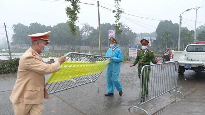 Lực lượng chức năng lập rào chắn, ngăn chặn người dân ra vào thôn Bạch Trữ