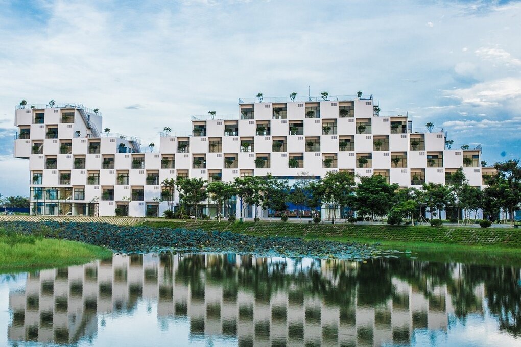 Trường Đại học FPT tại Hòa Lạc, huyện Thạch Thất, nằm cách xa khu dân cư.