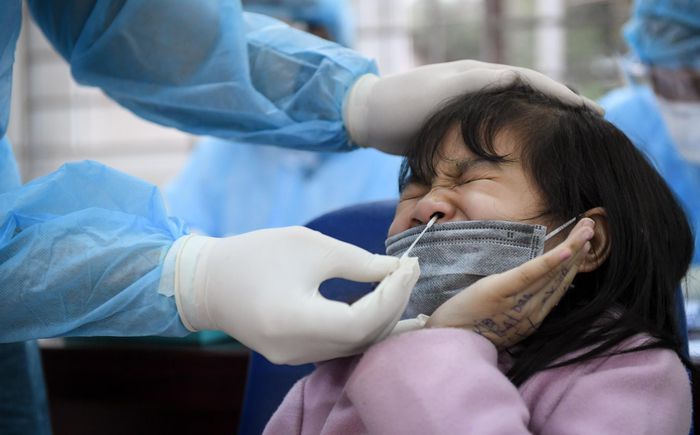Các học sinh lớp 3E trường Tiểu học Xuân Phương nhận kết quả âm tính lần một với nCoV.