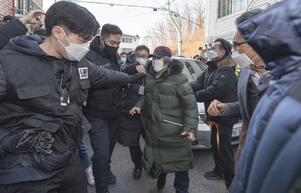 Trong khi những tội nhân khác phải tự mình về thì riêng Cho Doo Soon được xe cảnh sát hộ tống về tận nhà