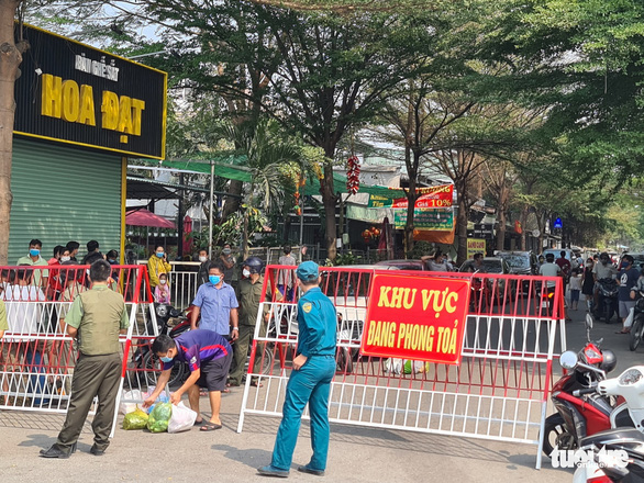 Chung cư nơi nhân viên sân bay Tân Sơn Nhất sống đã được phong tỏa. Ảnh: Tuổi trẻ